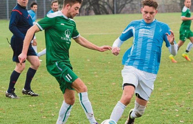 Daniel Offenloch (rechts) – hier im Zweikampf mit Tim Reinisch – brachte den TSV Nussdorf II gegen den SV Sternenfels mit 1:0 in Führung. Foto: Leitner