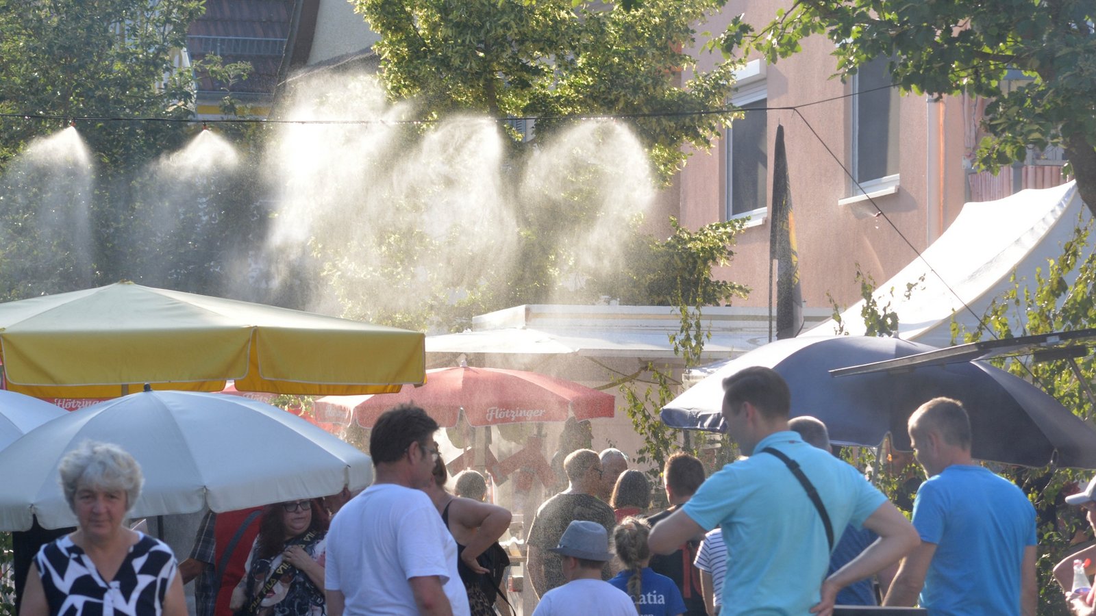 Abkühlung von oben: Eine Sprinkleranlage sorgt für Erfrischung in Illingen. Fotos: Stahlfeld