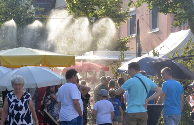 Abkühlung von oben: Eine Sprinkleranlage sorgt für Erfrischung in Illingen. <span class='image-autor'>Fotos: Stahlfeld</span>
