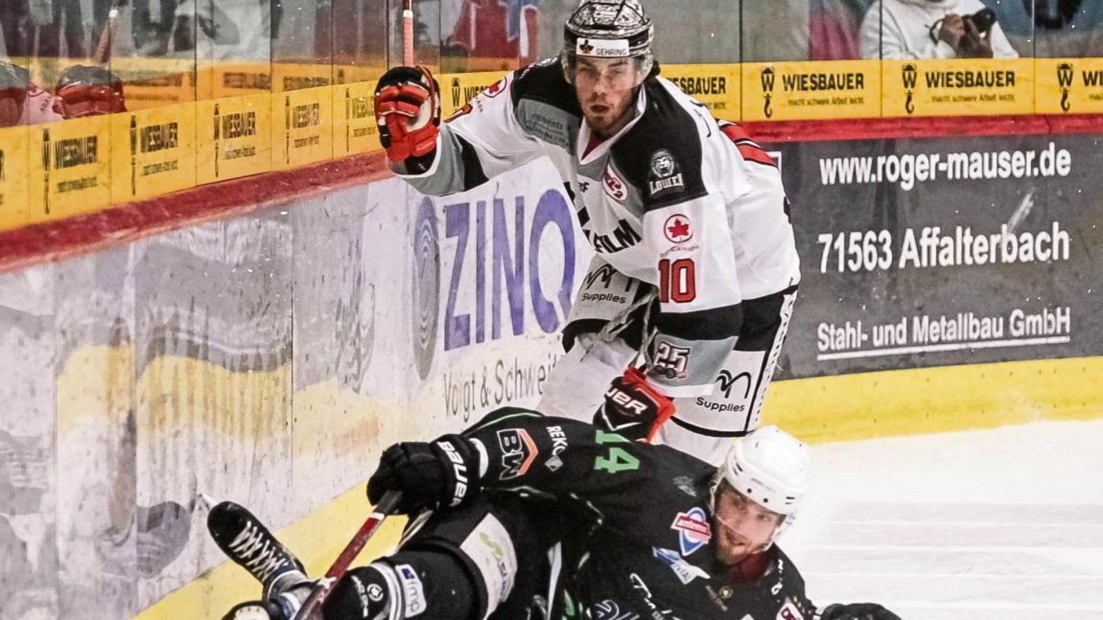 Kein Bild mit Symbolcharakter: Benjamin Zientek (liegend) und die Bietigheim Steelers sind nach den Niederlagen in den ersten drei Partien der Finalserie gegen die Löwen Frankfurt wieder aufgestanden und haben sich zurückgekämpft. Foto: Simecek Kein Bild mit Symbolcharakter: Benjamin Zientek (liegend) und die Bietigheim Steelers sind nach den Niederlagen in den ersten drei Partien der Finalserie gegen die Löwen Frankfurt wieder aufgestanden und haben sich zurückgekämpft. Foto: Simecek