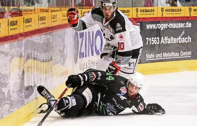 Kein Bild mit Symbolcharakter: Benjamin Zientek (liegend) und die Bietigheim Steelers sind nach den Niederlagen in den ersten drei Partien der Finalserie gegen die Löwen Frankfurt wieder aufgestanden und haben sich zurückgekämpft. Foto: Simecek