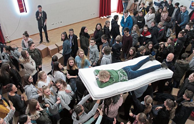 Beim Matratzen-Surfen wird einer von der ganzen Menschenmenge getragen.  Fotos: Pfisterer