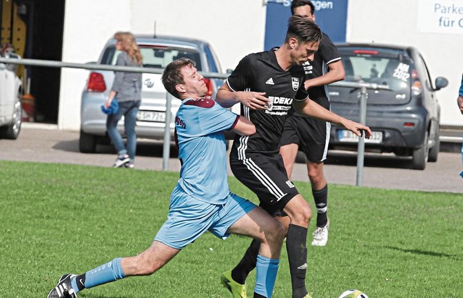 Kleinglattbachs Marcel Boch (rechts) war oft nur mit unfairen Mitteln wie hier von Sebastian Schüle vom Ball zu trennen. Foto: Nachreiner