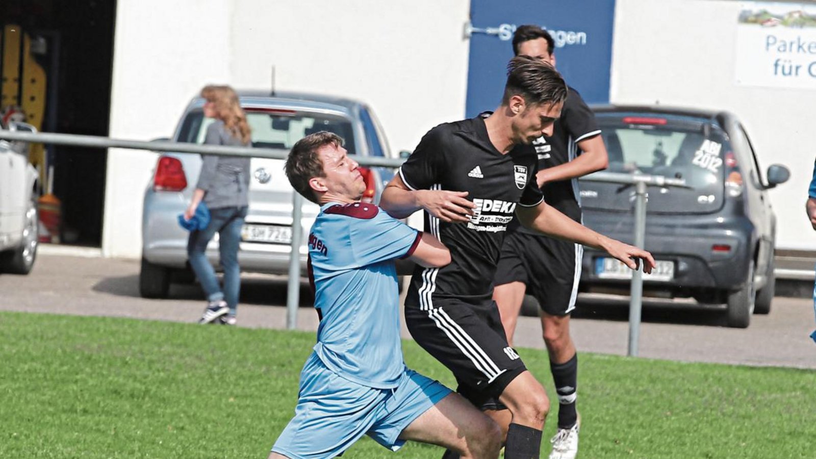 Kleinglattbachs Marcel Boch (rechts) war oft nur mit unfairen Mitteln wie hier von Sebastian Schüle vom Ball zu trennen. Foto: Nachreiner Kleinglattbachs Marcel Boch (rechts) war oft nur mit unfairen Mitteln wie hier von Sebastian Schüle vom Ball zu trennen. Foto: Nachreiner