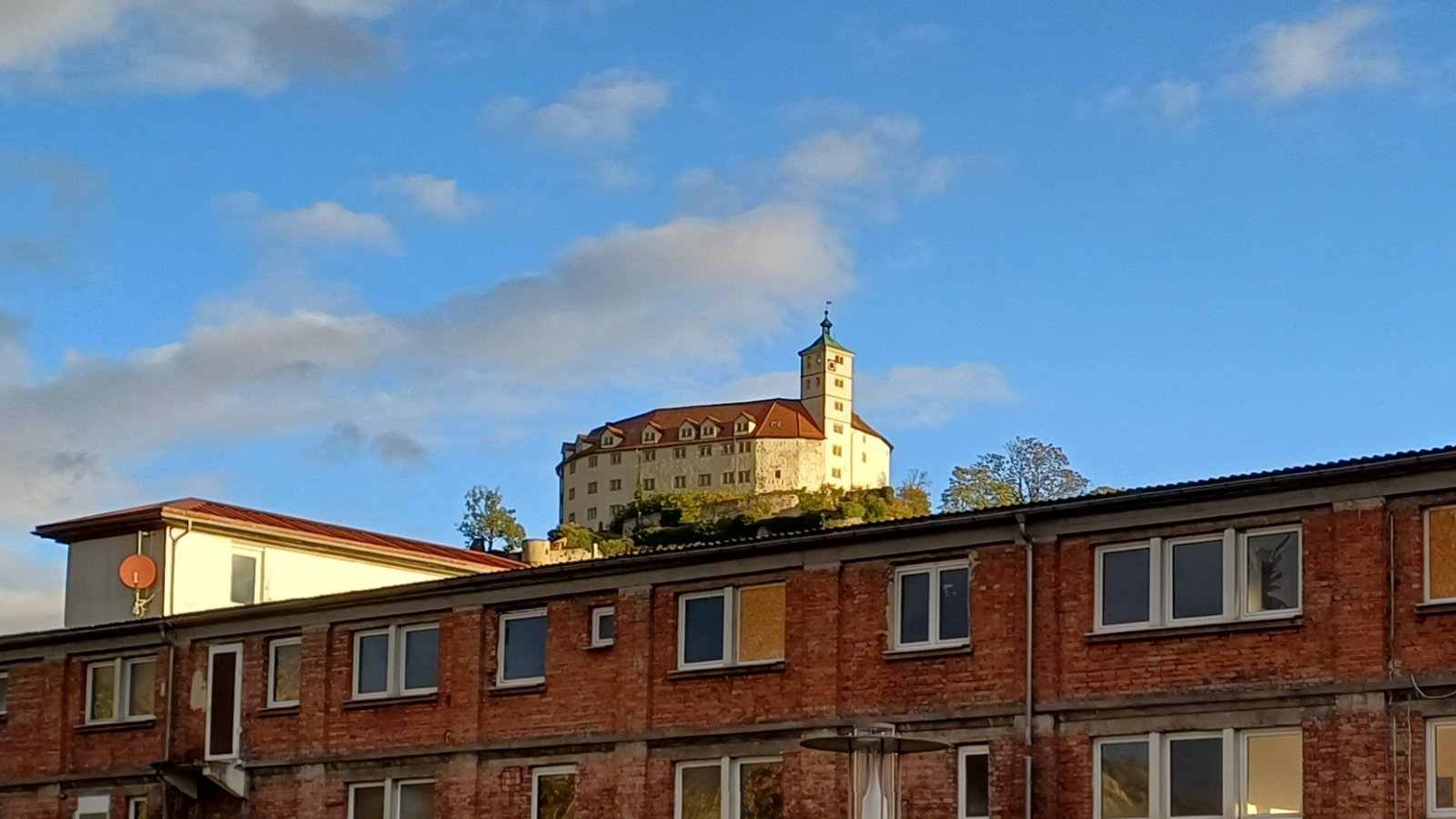 Noch thront Schloss Kaltenstein über dem Enßle-Gebäude in Vaihingen, aber bald ist es weg – das Enßle-Gebäude. Foto: Rücker