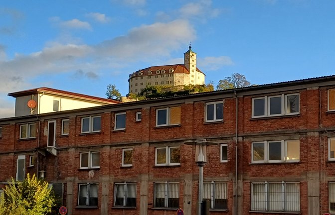 Noch thront Schloss Kaltenstein über dem Enßle-Gebäude in Vaihingen, aber bald ist es weg – das Enßle-Gebäude. <span class='image-autor'>Foto: Rücker</span>