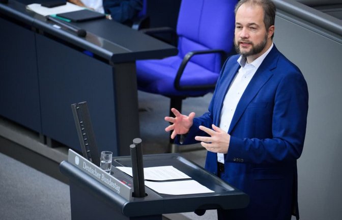 Demokratisch oder nicht? Der AfD-Abgeordnete Martin Sichert bei einer Bundestagsdebatte.<span class='image-autor'>Bernd von Jutrczenka/dpa</span>