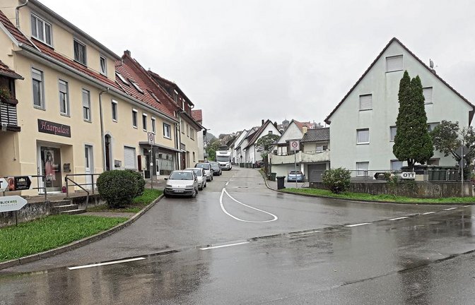 Der Einmündungsbereich der Straße „An der Steige“ in die Ochsenbacher Straße in Hohenhaslach soll mit einem genauen Parkierungsplan übersichtlicher gestaltet werden.  Foto: Glemser