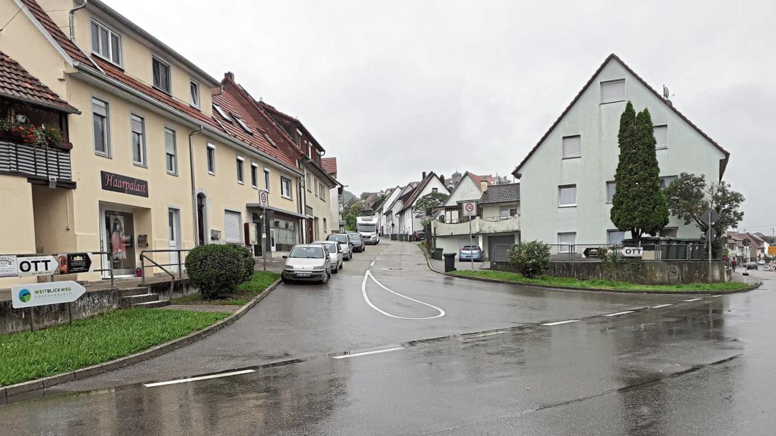Der Einmündungsbereich der Straße „An der Steige“ in die Ochsenbacher Straße in Hohenhaslach soll mit einem genauen Parkierungsplan übersichtlicher gestaltet werden. Foto: Glemser Der Einmündungsbereich der Straße „An der Steige“ in die Ochsenbacher Straße in Hohenhaslach soll mit einem genauen Parkierungsplan übersichtlicher gestaltet werden. Foto: Glemser