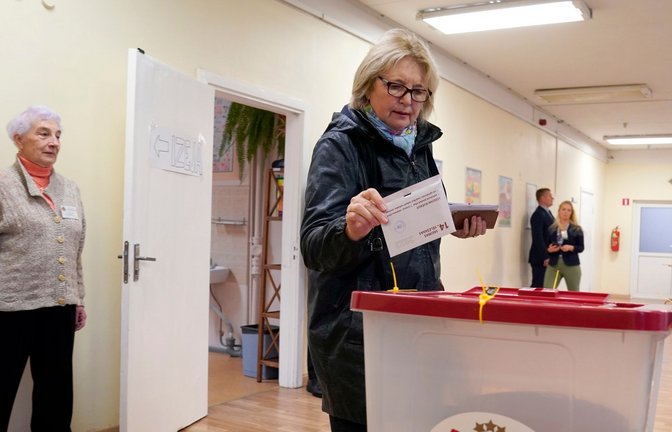 Eine Frau gibt ihre Stimme in einem Wahllokal in Riga ab.<span class='image-autor'>Foto: Roman Koksarov/AP/dpa</span>