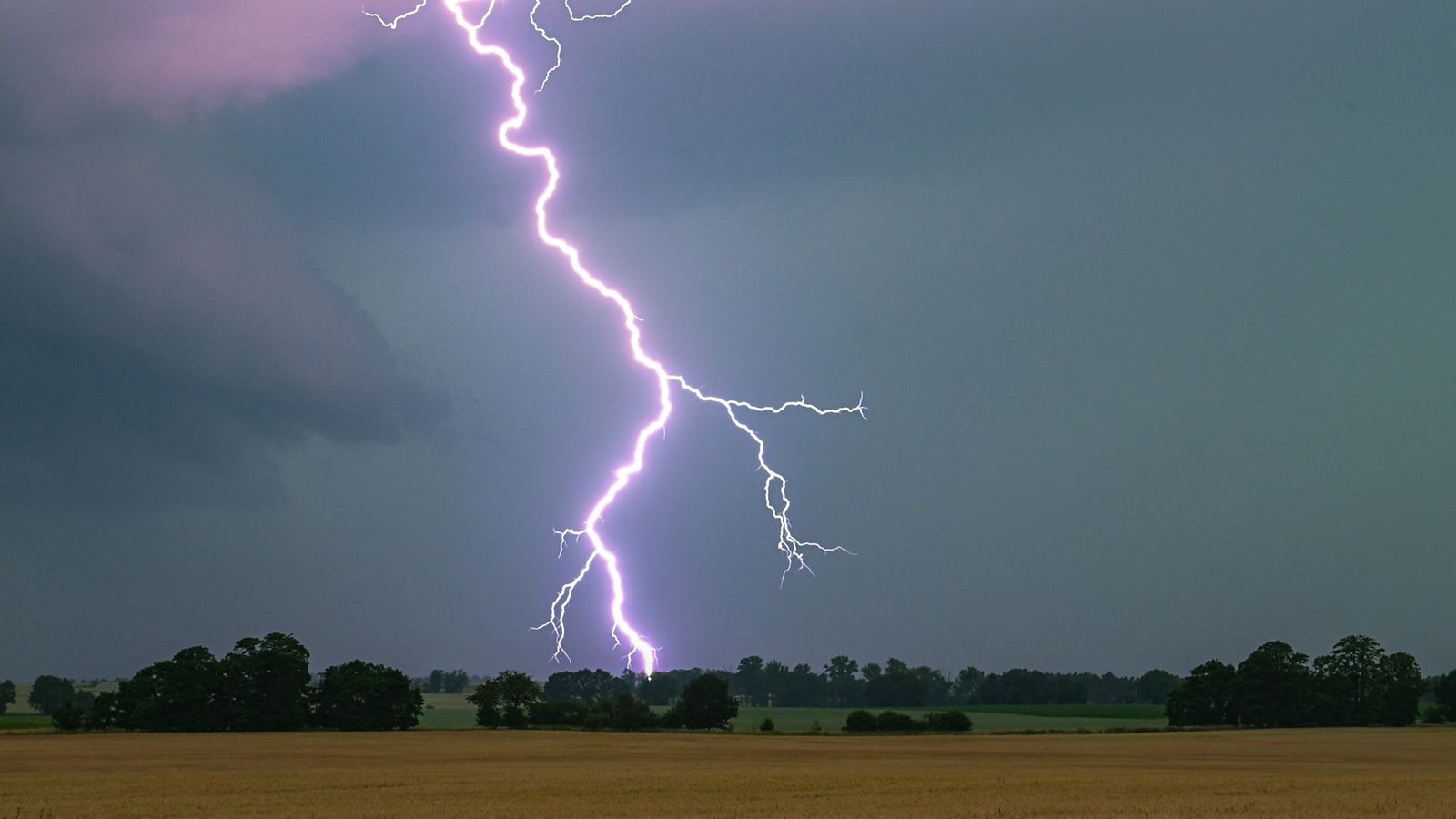In Teilen Deutschlands kam es am Freitag zu schweren Gewittern – auch der Südwesten war betroffen. (Symbolbild)Foto: dpa/Patrick Pleul In Teilen Deutschlands kam es am Freitag zu schweren Gewittern – auch der Südwesten war betroffen. (Symbolbild)Foto: dpa/Patrick Pleul