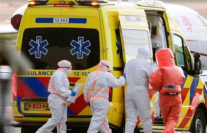 Ankunft von kranken Passagieren in Amsterdam.<span class='image-autor'>Foto: Peter Dejong/AP/dpa</span>