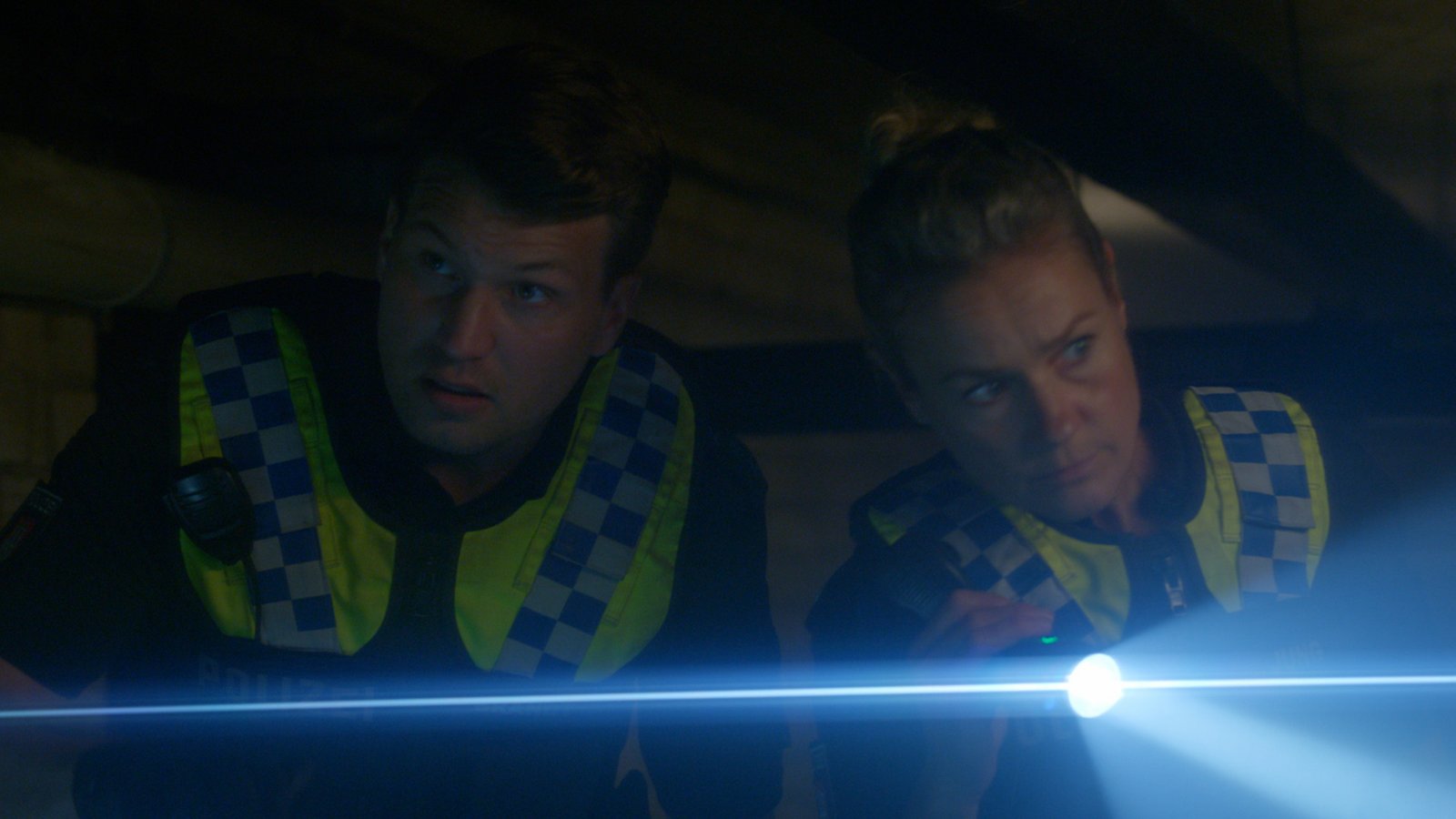 Nick (Raúl Richter) und Franzi (Rhea Harder-Vennewald) hoffen, im Keller des Schulgebäudes das vermisste Mädchen zu finden.Foto: ZDF/Roland Fritzenschaft Nick (Raúl Richter) und Franzi (Rhea Harder-Vennewald) hoffen, im Keller des Schulgebäudes das vermisste Mädchen zu finden.Foto: ZDF/Roland Fritzenschaft