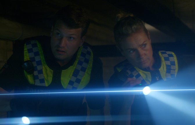 Nick (Raúl Richter) und Franzi (Rhea Harder-Vennewald) hoffen, im Keller des Schulgebäudes das vermisste Mädchen zu finden.<span class='image-autor'>Foto: ZDF/Roland Fritzenschaft</span>