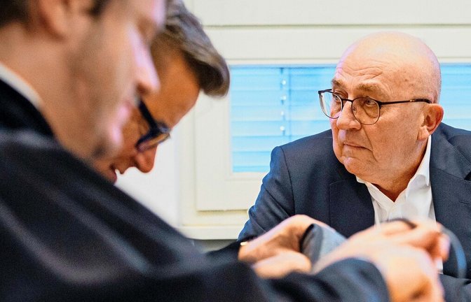Die Anwälte Wolfgang Linder und Frank Theumer (von links) zum Prozessauftakt Anfang Dezember 2023 im Gespräch mit ihrem Mandanten Andreas Braun<span class='image-autor'>Foto: Lichtgut/Julian Rettig</span>