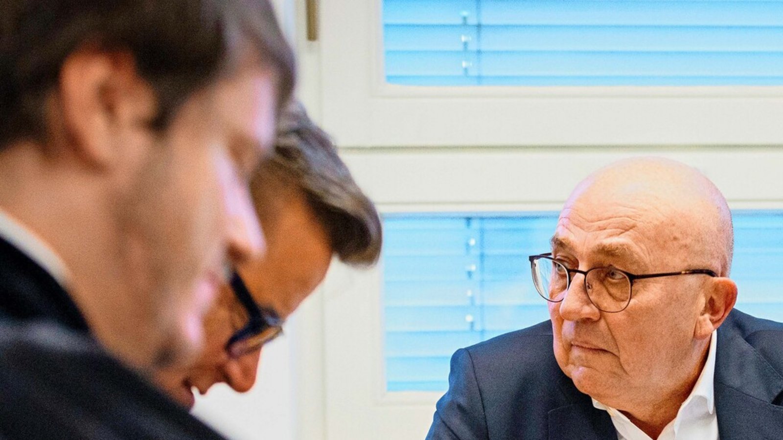Die Anwälte Wolfgang Linder und Frank Theumer (von links) zum Prozessauftakt Anfang Dezember 2023 im Gespräch mit ihrem Mandanten Andreas BraunFoto: Lichtgut/Julian Rettig