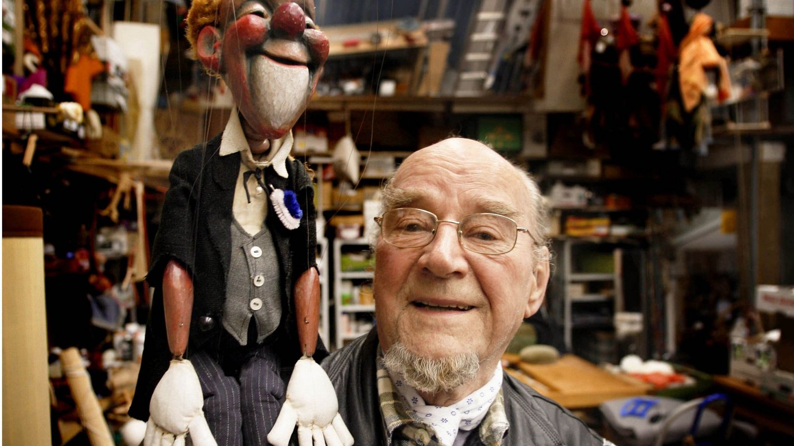 Albrecht Roser mit einer seiner PuppenFoto: G/ttfried Stoppel