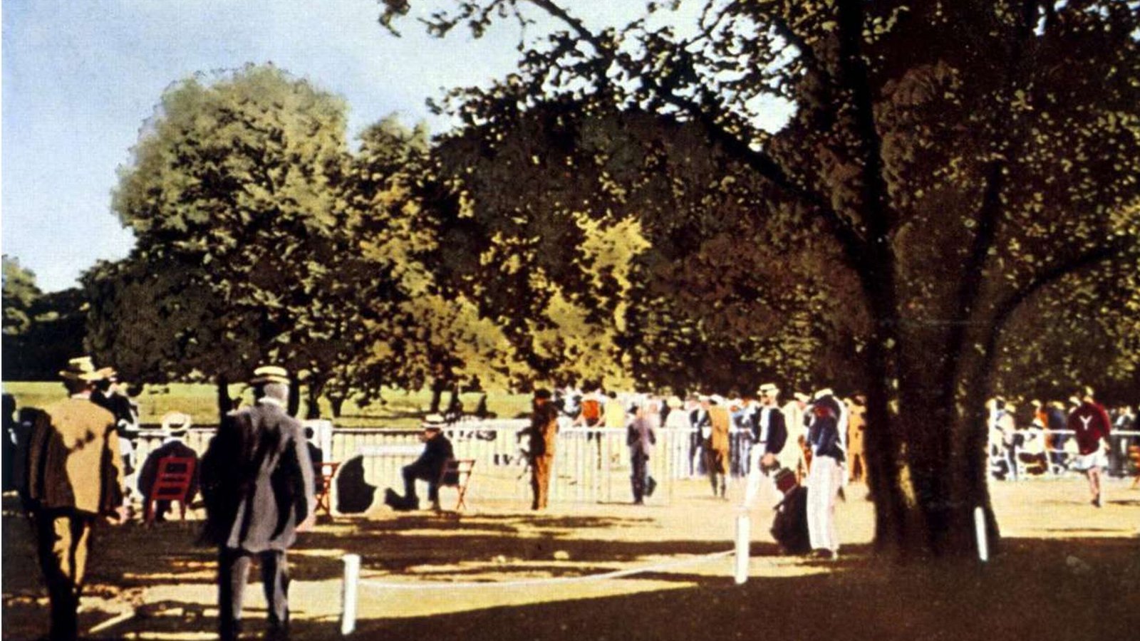 Zuschauer im Bois de Boulogne.Foto: imago/TopFoto Zuschauer im Bois de Boulogne.Foto: imago/TopFoto