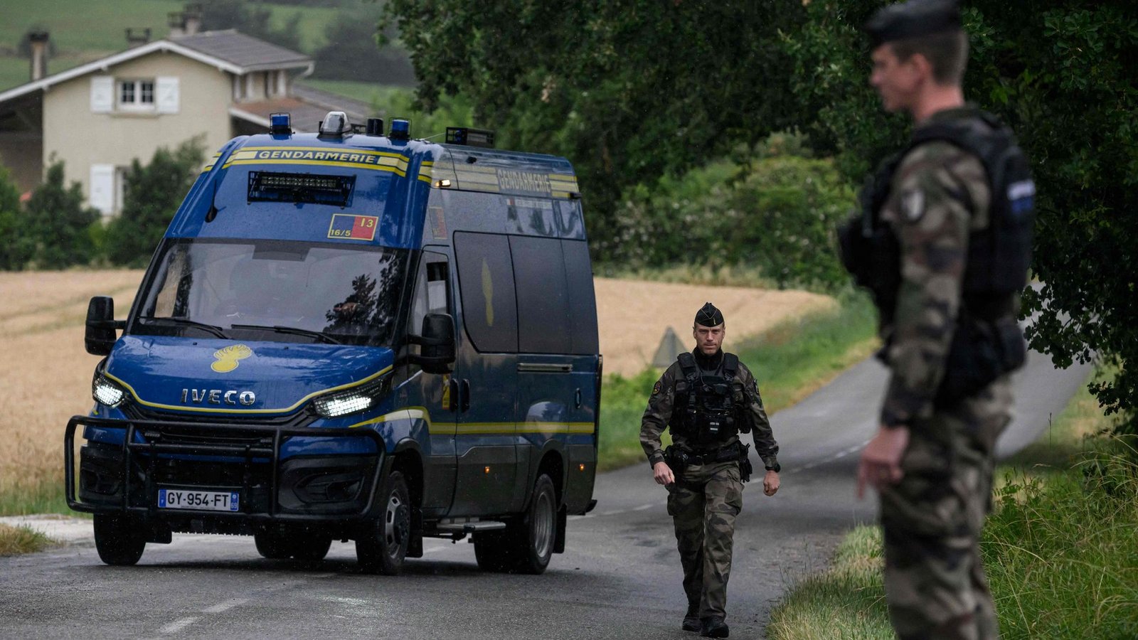 Gendarmen in der Nähe des Leichenfundortes: Der Tod einer tagelang vermissten Elfjährigen sorgt in Frankreich für große Erschütterung.Foto: Ed Jones/AFP/dpa