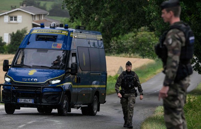 Gendarmen in der Nähe des Leichenfundortes: Der Tod einer tagelang vermissten Elfjährigen sorgt in Frankreich für große Erschütterung.<span class='image-autor'>Foto: Ed Jones/AFP/dpa</span>