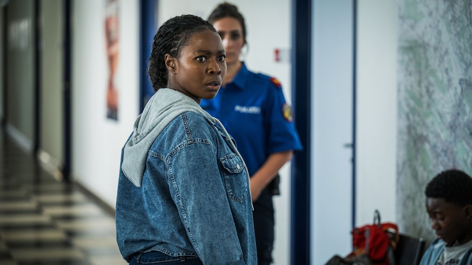 Auf dem Kommissariat kommen Moya Alemu (Nambitha Ben-Mazwi) Zweifel, ob sie tatsächlich aussagen will.Foto: SRF/Pascal Mora Auf dem Kommissariat kommen Moya Alemu (Nambitha Ben-Mazwi) Zweifel, ob sie tatsächlich aussagen will.Foto: SRF/Pascal Mora