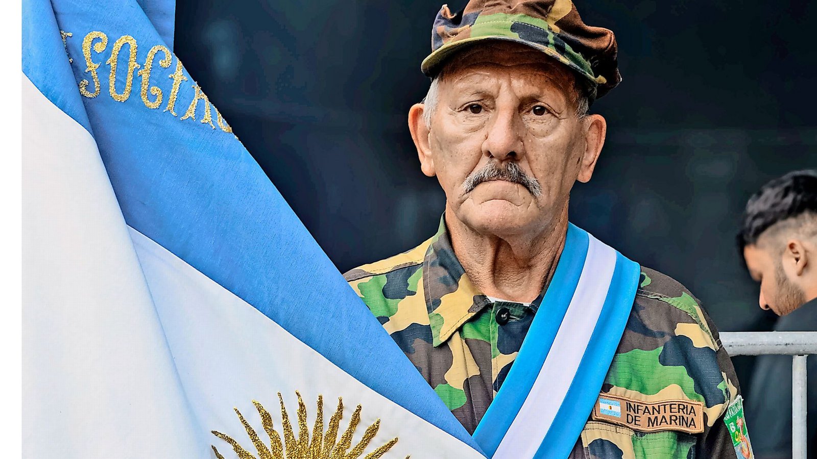 Ein Veteran  gedenkt den  gefallenen Soldaten im Falklandkrieg.  Die Zeremonie findet immer Anfang April auf der Plaza San Marton in  Buenos Aires statt.Foto: Imago/Zuma Press Wire