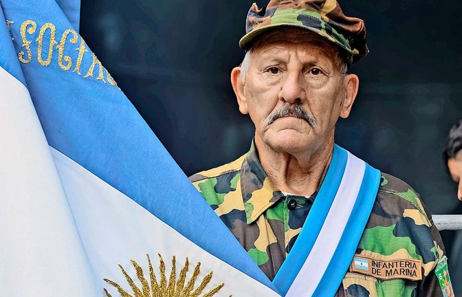Ein Veteran  gedenkt den  gefallenen Soldaten im Falklandkrieg.  Die Zeremonie findet immer Anfang April auf der Plaza San Marton in  Buenos Aires statt.<span class='image-autor'>Foto: Imago/Zuma Press Wire</span>