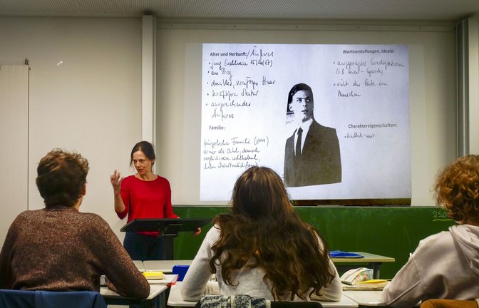 Von vier Abi-Lektüren stammen drei von Männern. Lehrerin Birgit Hecht vom Robert-Bosch-Gymnasium Gerlingen würde gern mehr Autorinnen mit ihrem Deutsch-Leistungskurs lesen.<span class='image-autor'>Foto: Simon Granville</span>