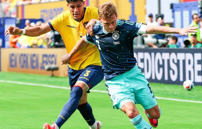Joshua Kimmich (re.) hat sich das Spiel gegen Ecuador um Piero Hincapie anders vorgestellt.<span class='image-autor'>Foto: imago/ZUMA Press Wire</span>