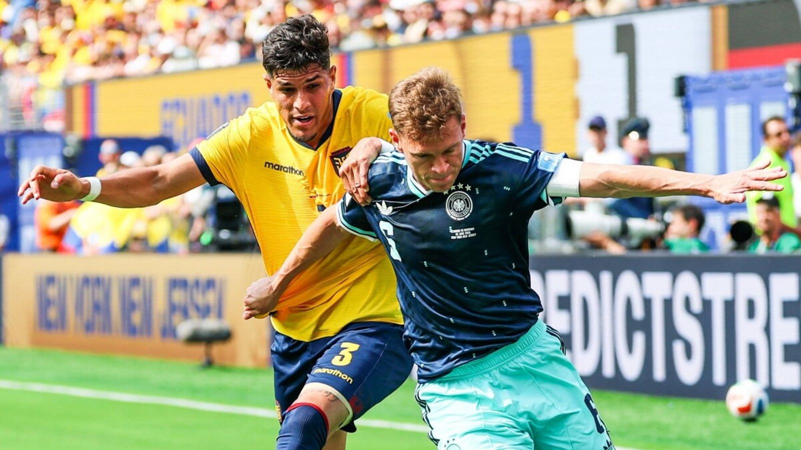 Joshua Kimmich (re.) hat sich das Spiel gegen Ecuador um Piero Hincapie anders vorgestellt.Foto: imago/ZUMA Press Wire Joshua Kimmich (re.) hat sich das Spiel gegen Ecuador um Piero Hincapie anders vorgestellt.Foto: imago/ZUMA Press Wire