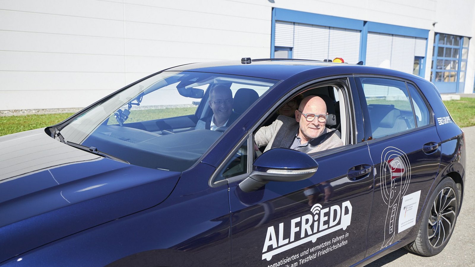 Verkehrsminister Winfried Hermann (rechts) mit Projektleiter Walter Naumann im „Alfried“-AutoFoto: Hildegard Nagler Verkehrsminister Winfried Hermann (rechts) mit Projektleiter Walter Naumann im „Alfried“-AutoFoto: Hildegard Nagler