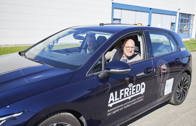 Verkehrsminister Winfried Hermann (rechts) mit Projektleiter Walter Naumann im „Alfried“-Auto<span class='image-autor'>Foto: Hildegard Nagler</span>