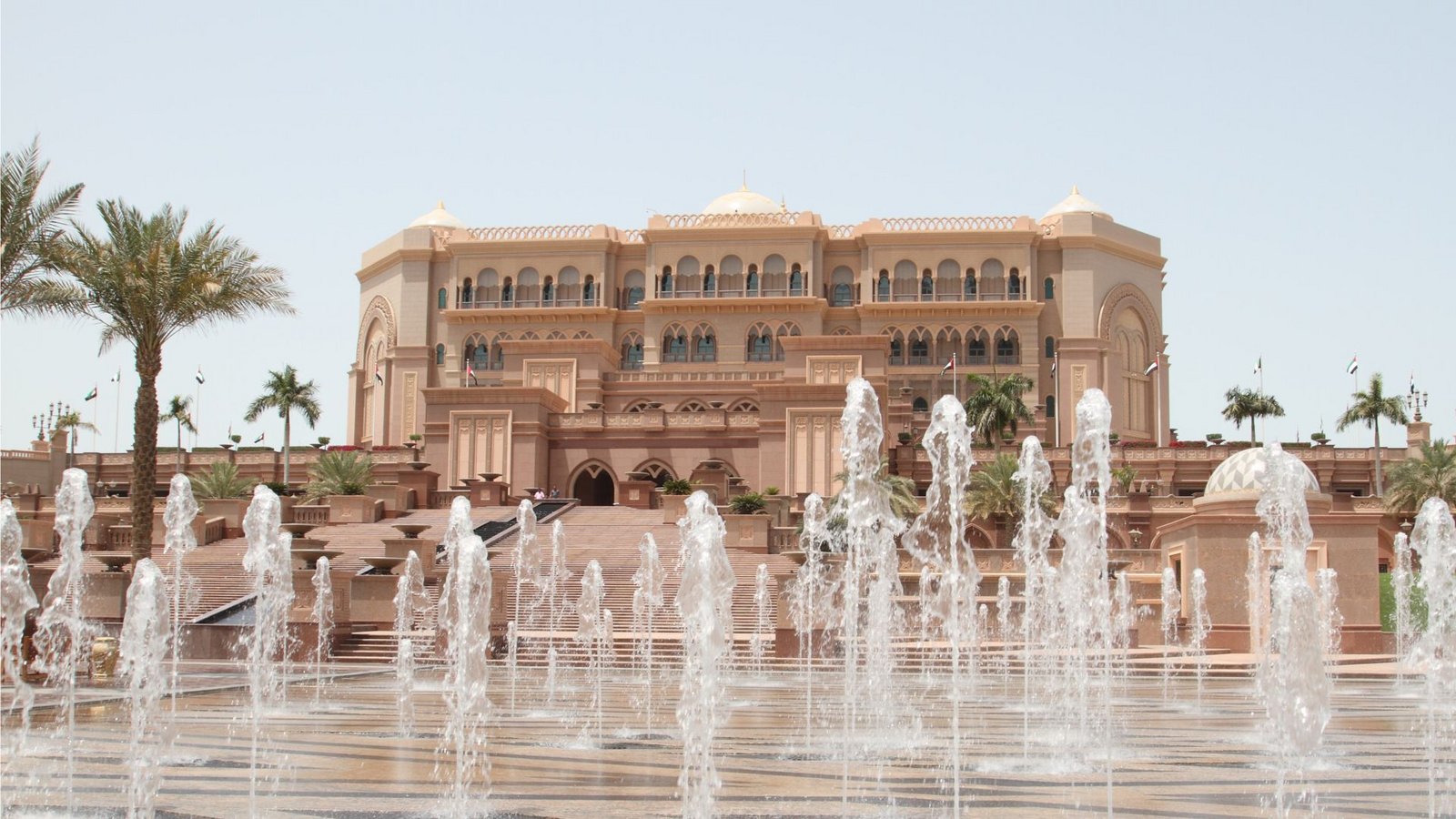 Der Emirates Palace in der emiratischen Hauptstadt Abu Dhabi belegt Platz zehn in unserer Liste der teuersten Gebäude weltweit. Umgerechnet 3,5 Milliarden Euro soll das Luxushotel gekostet haben. Die Gäste des 5-Sterne-Hotels werden in Coral-, Pearl- und Diamond-Gäste aufgeteilt. Jedem Gast steht dabei ein privater Butler zur Verfügung.Foto: picture alliance/dpa/Zuma Press/Huang Guanghui