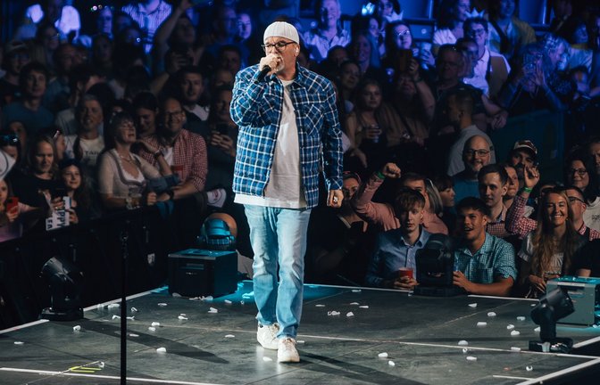 Nach drei Stunden greift DJ Ötzi bei der „Mountain Mania“ selbst zum Mikrofon und singt „Anton aus Tirol“, „A Mann für Amore“ und „Der hellste Stern“.<span class='image-autor'>Foto: Lichtgut/Christoph Schmidt</span>