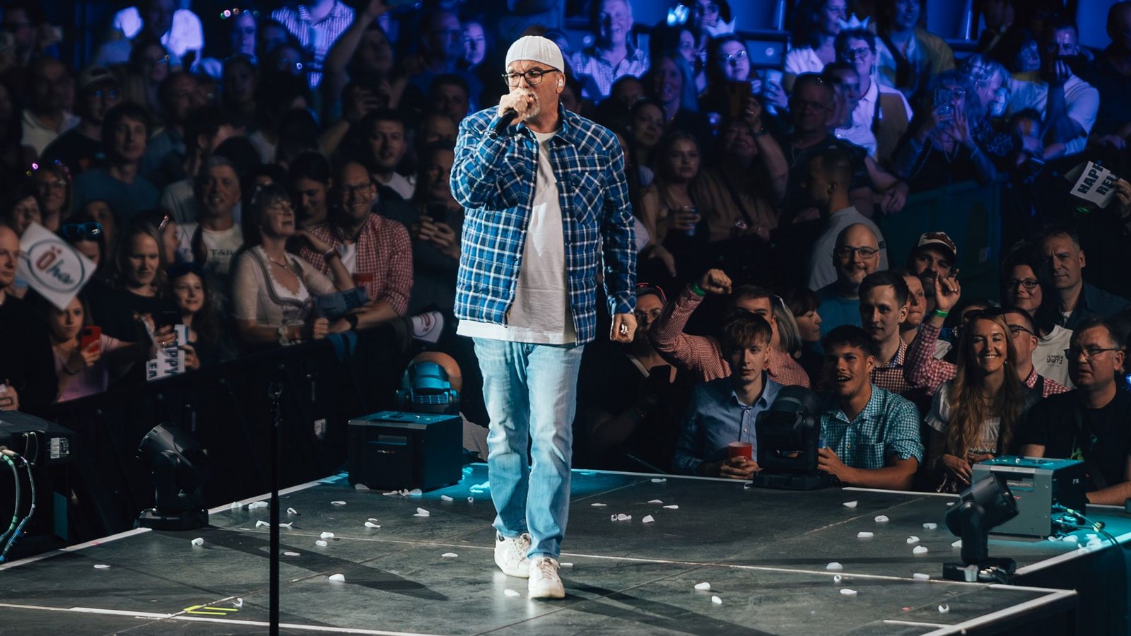 Nach drei Stunden greift DJ Ötzi bei der „Mountain Mania“ selbst zum Mikrofon und singt „Anton aus Tirol“, „A Mann für Amore“ und „Der hellste Stern“.Foto: Lichtgut/Christoph Schmidt