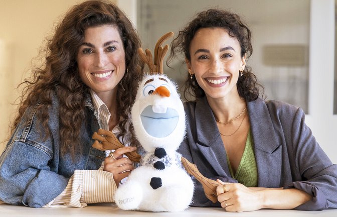 Ann Sophie (links) und Abla Alaoui mit Schneemann OlafAnn Sophie (links) und Abla Alaoui mit Schneemann Olaf<span class='image-autor'>Foto: Lichtgut//Leif Piechowski</span>