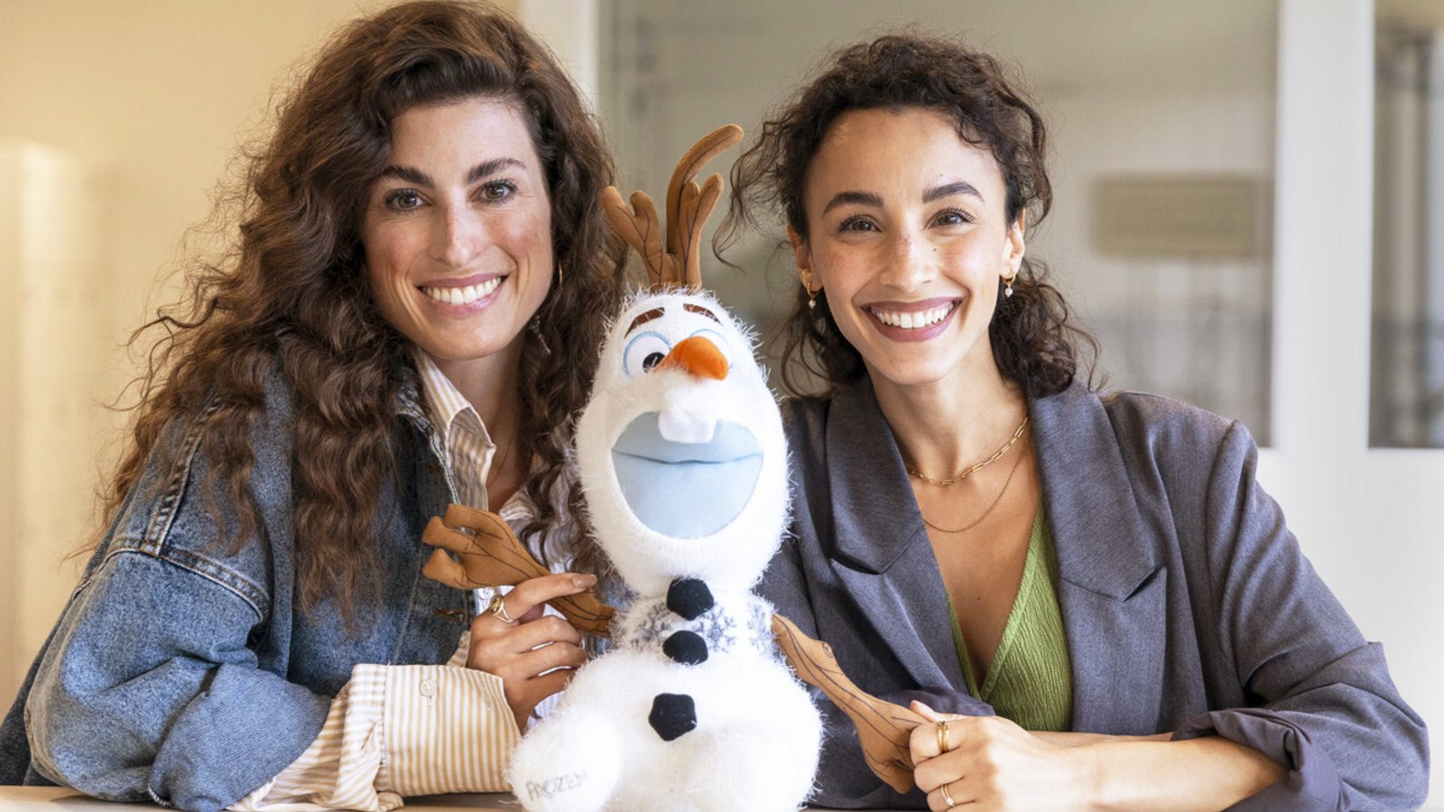 Ann Sophie (links) und Abla Alaoui mit Schneemann OlafAnn Sophie (links) und Abla Alaoui mit Schneemann OlafFoto: Lichtgut//Leif Piechowski