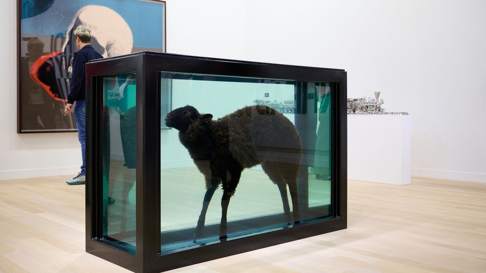 Museal: Damien Hirsts in Formaldehyd konservatives Schaf bei Gagosian auf der Art Basel 2026Foto: Gagosian Courtesy of Art Basel Museal: Damien Hirsts in Formaldehyd konservatives Schaf bei Gagosian auf der Art Basel 2026Foto: Gagosian Courtesy of Art Basel