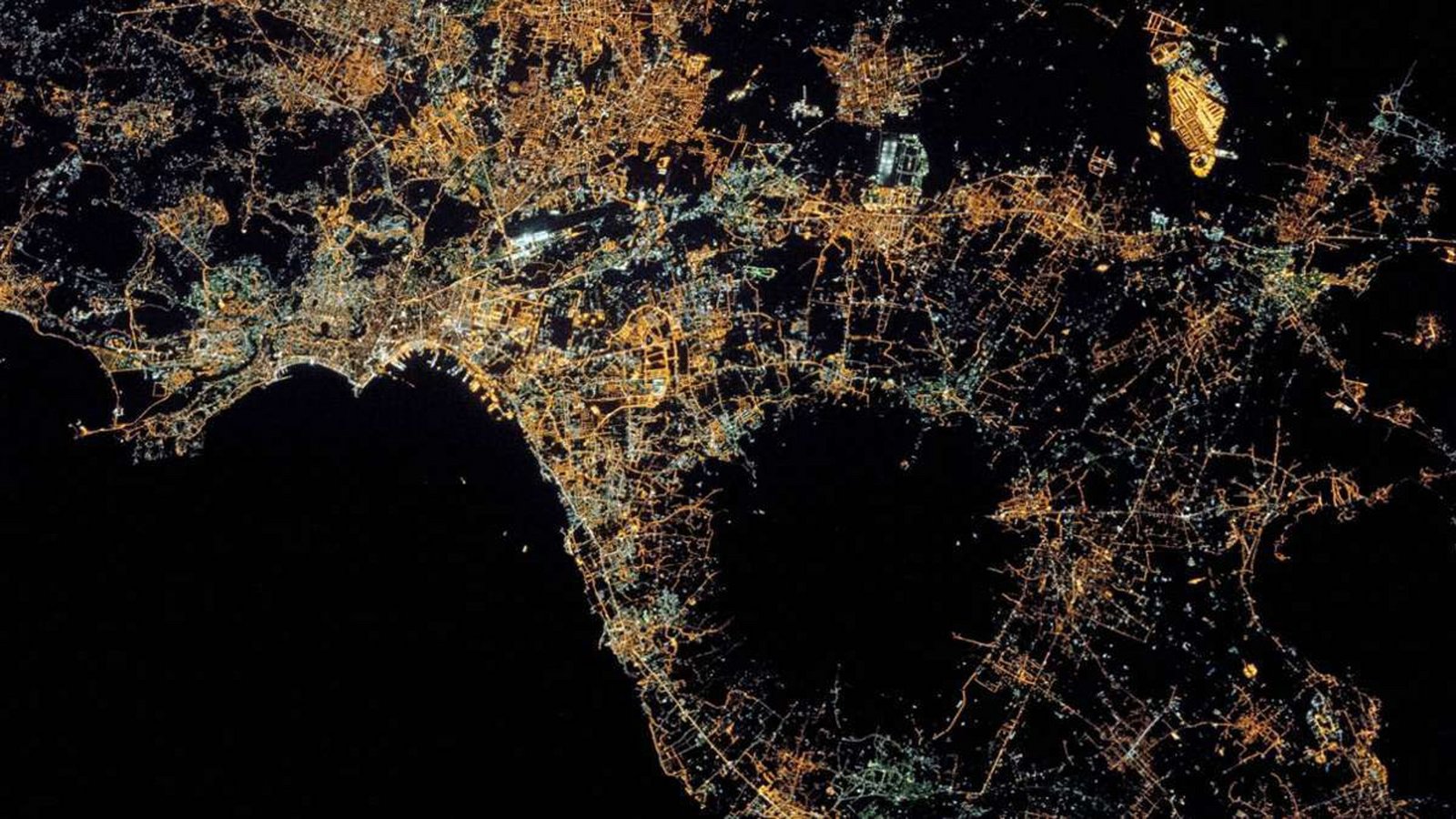 Satellitenaufnahme des Golfs von Neapel und Kampaniens: Unter der Oberfläche der Phlegräischen Felder schlummert Europas Supervulkan.Foto: Imago/ZumaPress Wire