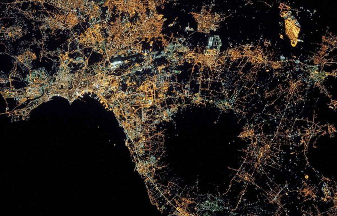 Satellitenaufnahme des Golfs von Neapel und Kampaniens: Unter der Oberfläche der Phlegräischen Felder schlummert Europas Supervulkan.<span class='image-autor'>Foto: Imago/ZumaPress Wire</span>