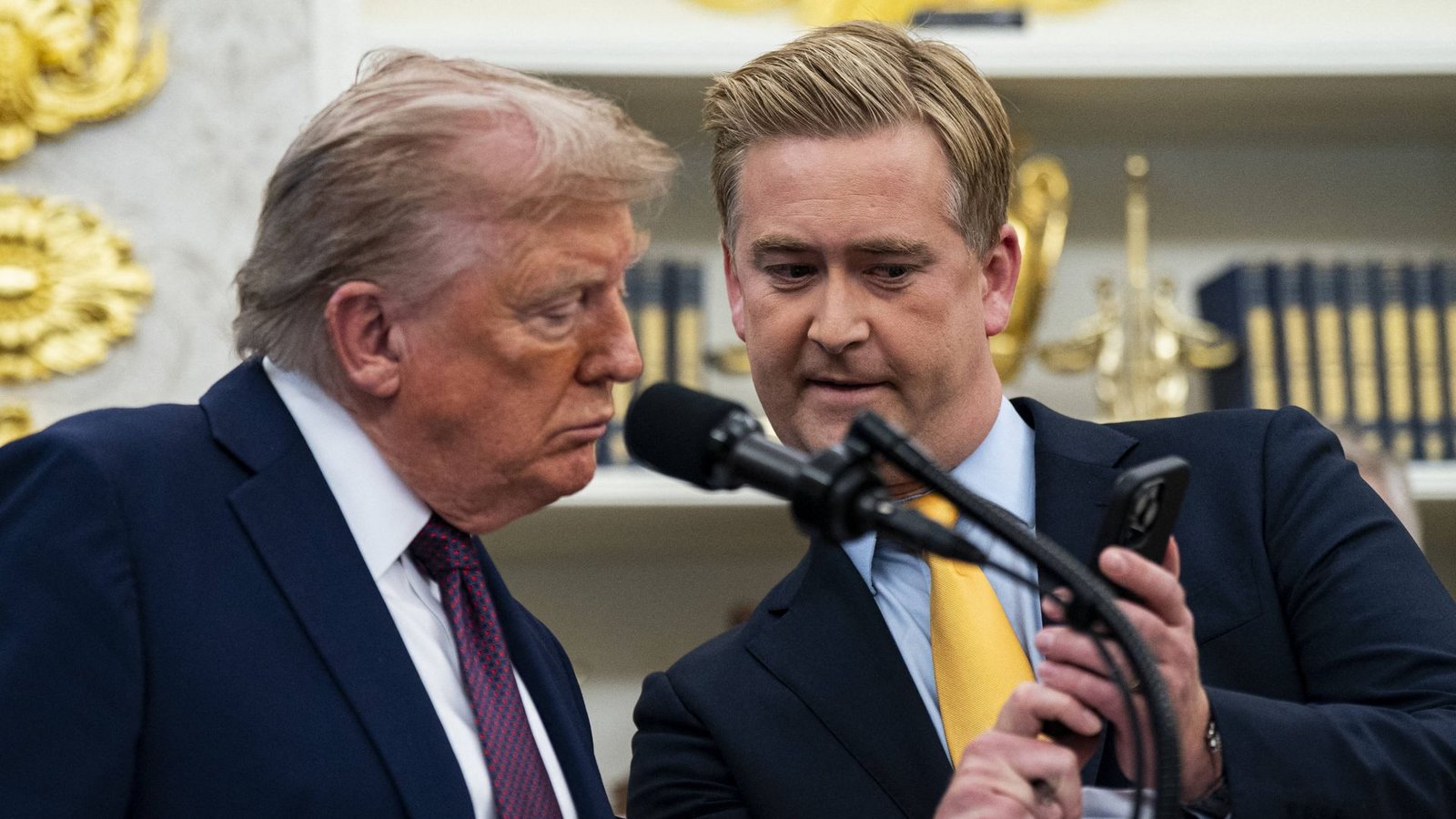 Hier steht, sie seien tot: Peter Doocy, Reporter von Fox News, konfrontierte US-Präsident Trump mit den Gerüchten zu seinem Tod.Foto: IMAGO/ABACAPRESS Hier steht, sie seien tot: Peter Doocy, Reporter von Fox News, konfrontierte US-Präsident Trump mit den Gerüchten zu seinem Tod.Foto: IMAGO/ABACAPRESS