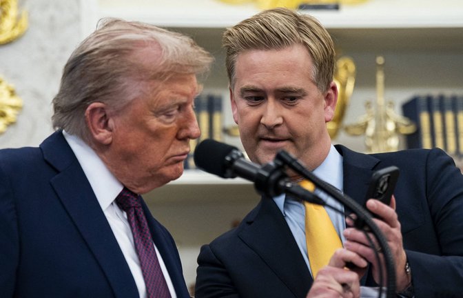 Hier steht, sie seien tot: Peter Doocy, Reporter von Fox News, konfrontierte US-Präsident Trump mit den Gerüchten zu seinem Tod.<span class='image-autor'>Foto: IMAGO/ABACAPRESS</span>