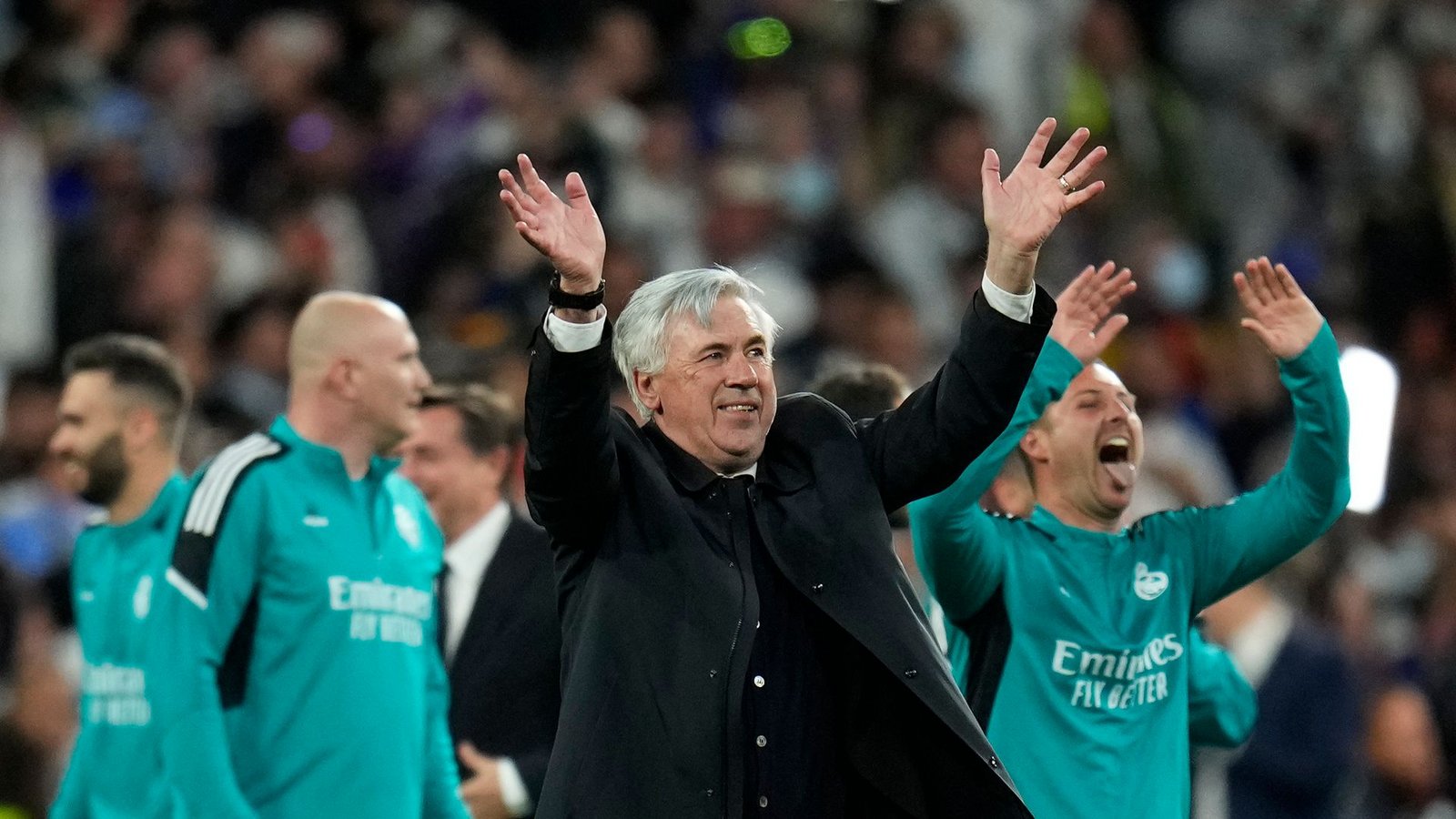 Real-Trainer Carlo Ancelotti bedankt sich bei den Fans für die Unterstützung.Foto: Manu Fernandez/AP/dpa