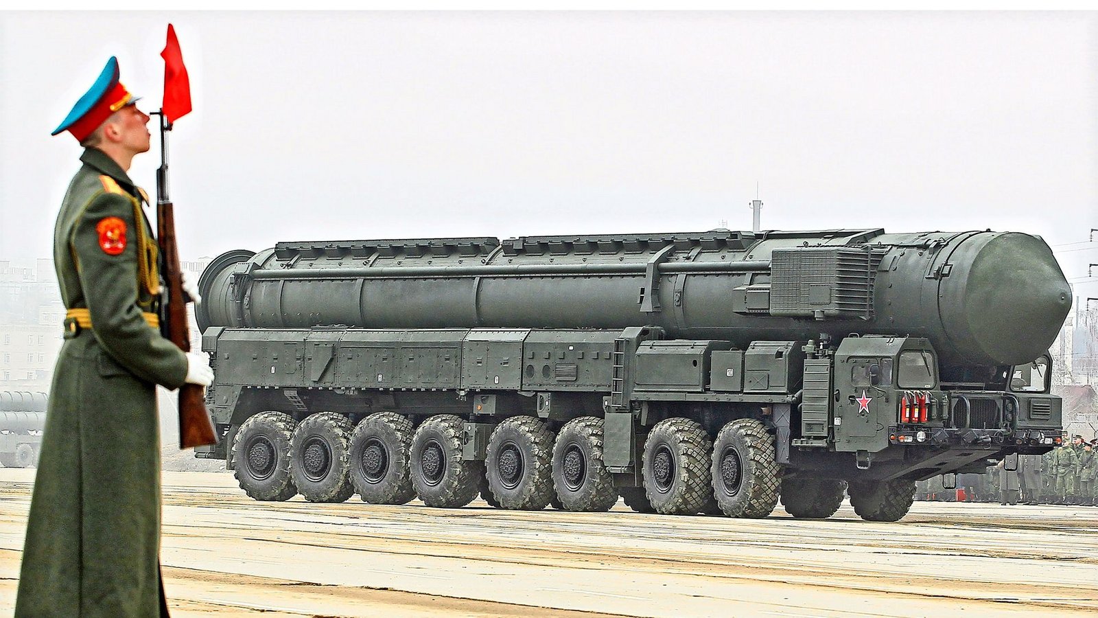 Eine russische Interkontinentalrakete vom Typ Topol-M wird zur Siegesparade auf dem Roten Platz in Moskau gefahren. Sie kann mit einem Atomsprengkopf bestückt werden.Foto: SERGEI ILNITSKY/ dpa Eine russische Interkontinentalrakete vom Typ Topol-M wird zur Siegesparade auf dem Roten Platz in Moskau gefahren. Sie kann mit einem Atomsprengkopf bestückt werden.Foto: SERGEI ILNITSKY/ dpa