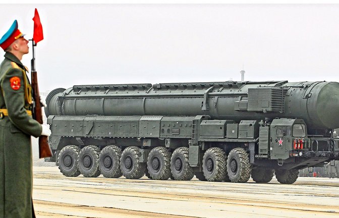 Eine russische Interkontinentalrakete vom Typ Topol-M wird zur Siegesparade auf dem Roten Platz in Moskau gefahren. Sie kann mit einem Atomsprengkopf bestückt werden.<span class='image-autor'>Foto: SERGEI ILNITSKY/ dpa</span>