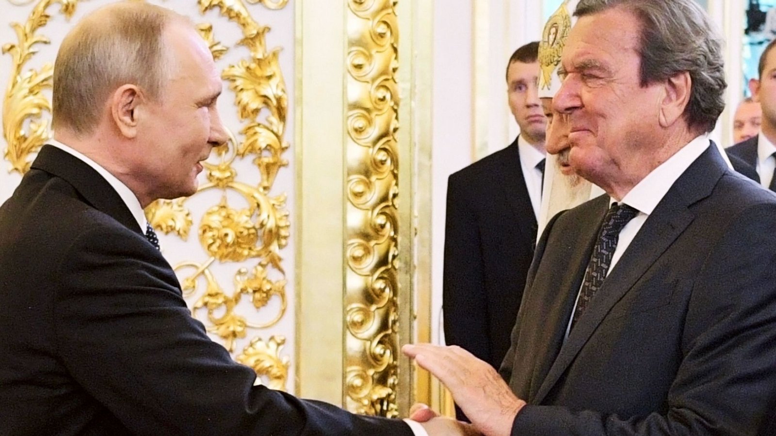 Ex-Bundeskanzler Gerhard Schröder und Kremlchef Wladimir Putin hatten nach russischen Angaben ein Vieraugengespräch. (Archivbild)Foto: Alexei Druzhinin/POOL SPUTNIK KREMLIN/AP/dpa