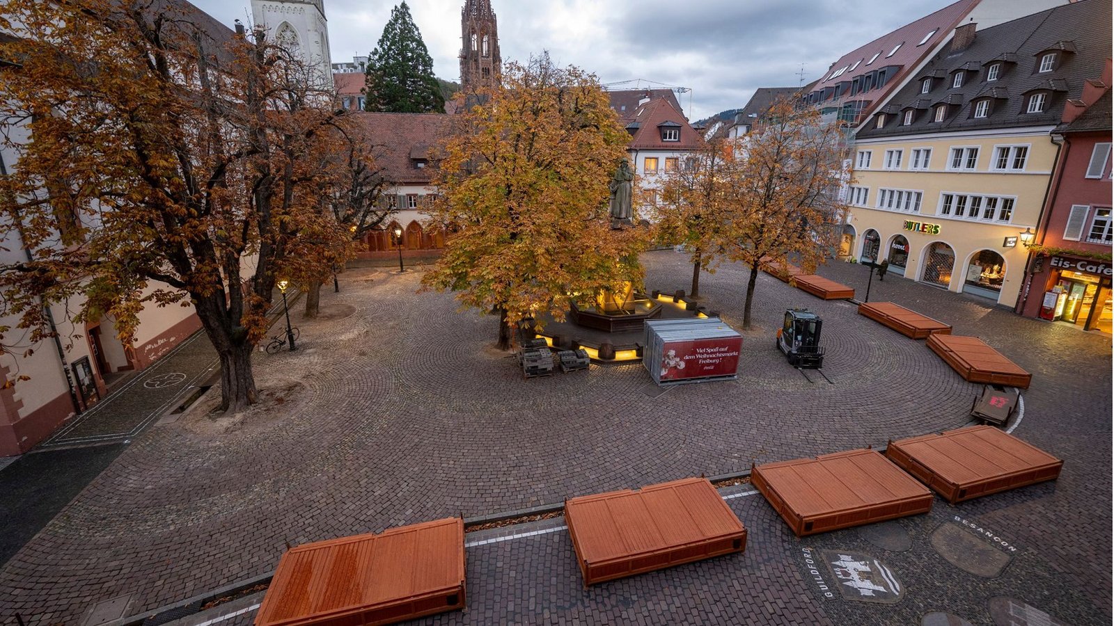 Wo das Klimacamp lagerte, hat der Aufbau des Weihnachtsmarktes begonnen.Foto: Stadt Freiburg/Patrick Seeger Wo das Klimacamp lagerte, hat der Aufbau des Weihnachtsmarktes begonnen.Foto: Stadt Freiburg/Patrick Seeger