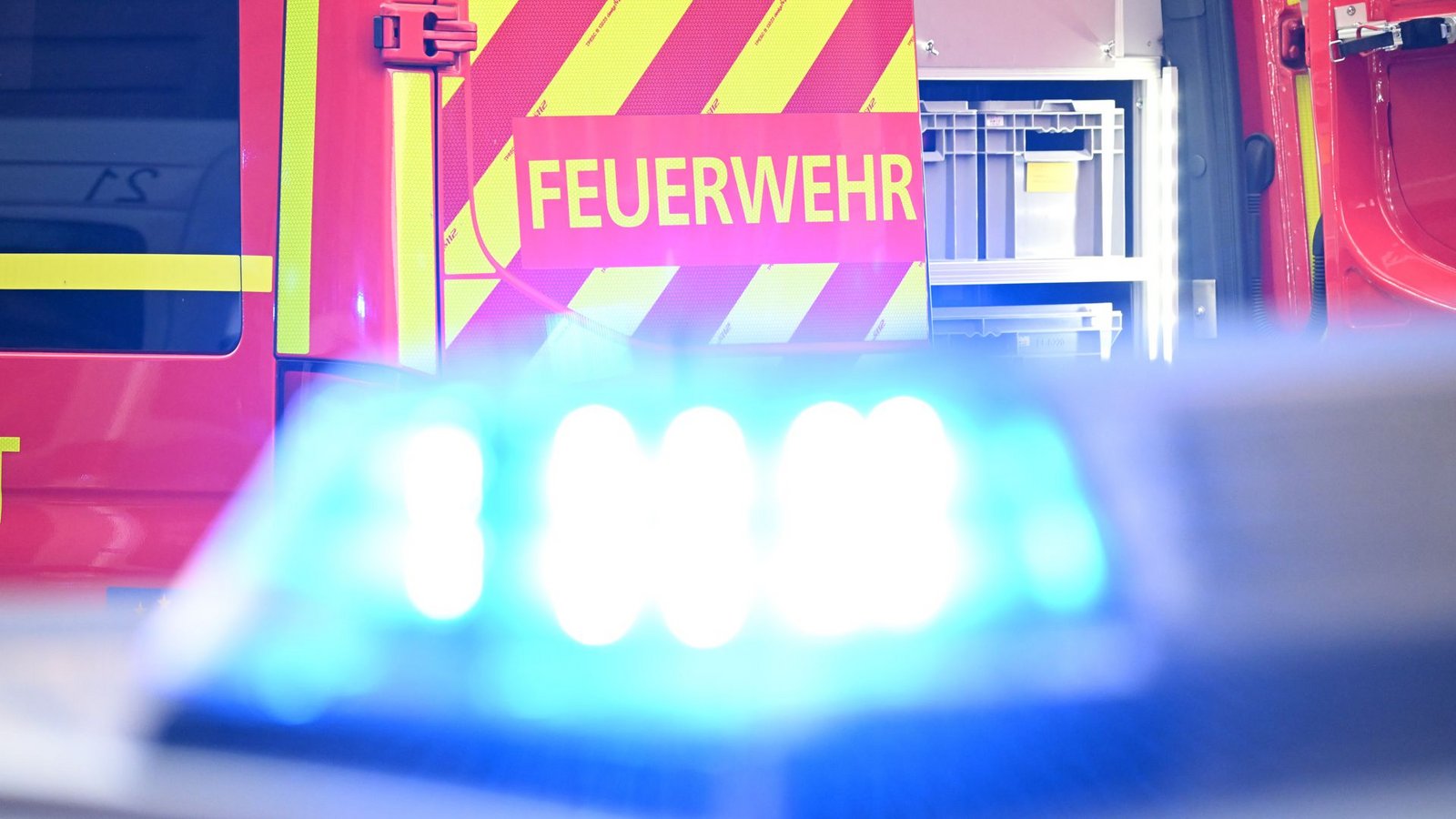 Die Feuerwehr musste den 31-Jährigen aus dem Wagen befreien.Foto: Bernd Weißbrod/dpa Die Feuerwehr musste den 31-Jährigen aus dem Wagen befreien.Foto: Bernd Weißbrod/dpa