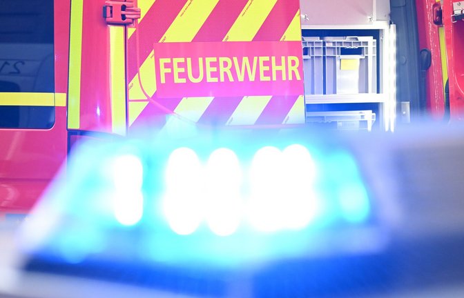 Die Feuerwehr musste den 31-Jährigen aus dem Wagen befreien.<span class='image-autor'>Foto: Bernd Weißbrod/dpa</span>