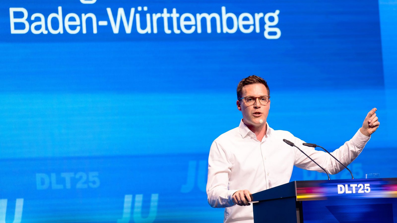 Auf dem Deutschlandtag der Jungen Union in Rust fiel CDU-Landeschef Manuel Hagel mutig dem Kanzler Friedrich Merz in die Parade – und warb für eine härtere Rentenpolitik. Bei den Beamten im Land aber wird der CDU-Hoffnungsträger butterweich.Foto: Philipp von Ditfurth/dpa Auf dem Deutschlandtag der Jungen Union in Rust fiel CDU-Landeschef Manuel Hagel mutig dem Kanzler Friedrich Merz in die Parade – und warb für eine härtere Rentenpolitik. Bei den Beamten im Land aber wird der CDU-Hoffnungsträger butterweich.Foto: Philipp von Ditfurth/dpa
